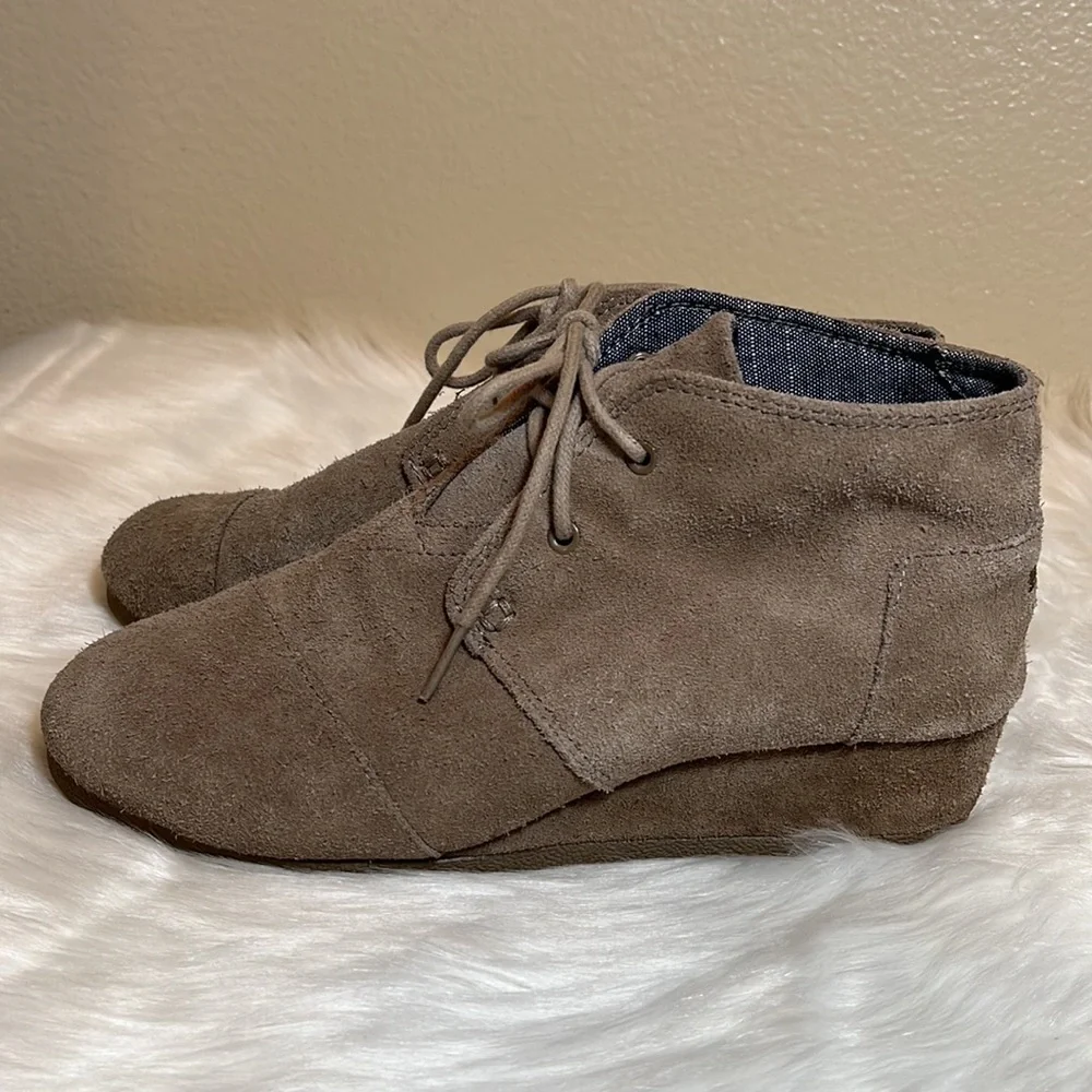 TOMS Tan Wedge Lace Youth Shoe